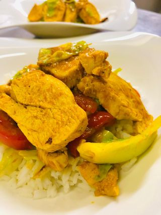 Pollo thai con riso basmati e verdure al wok