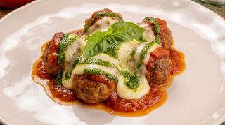 Polpette al pomodoro con fonduta e pesto di basilico (1 pz)