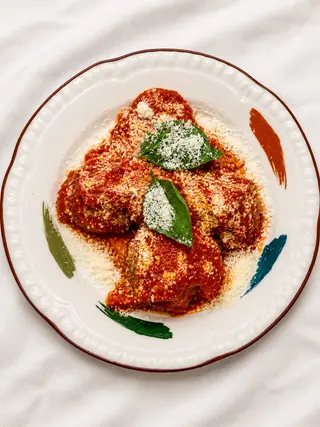 Polpette al sugo di san marzano dop con parmigiano reggiano dop e basilico