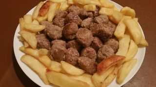 Polpette di manzo con patatine fritte