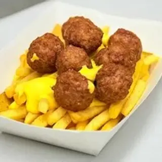 Polpettine con patatine fritte e cheddar