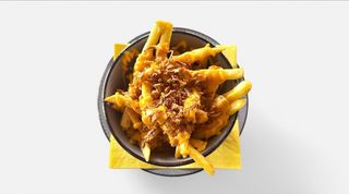 Pomfrit sa cheddar sirom i hrskavim lukom 200g