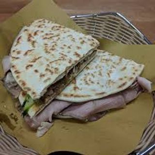 10 - Porchetta, pecorino, salsa piccante, melanzane