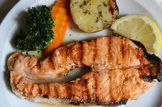Posta de Salmão Grelhada com Batata e Legumes