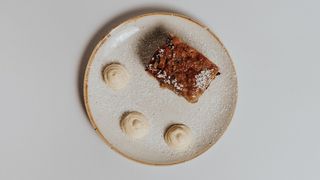 Putàna con crema chantilly