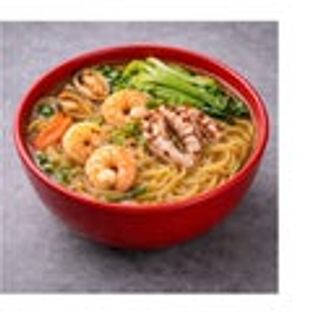 Ramen con frutti di mare e verdure nel brodo