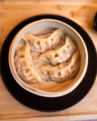 21. Ravioli di maiale fritti con salsa 4 pezzi