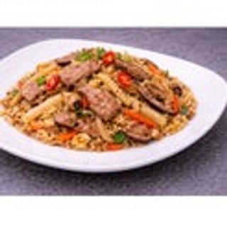 Riso bianco coperto da maiale e verdure saltate