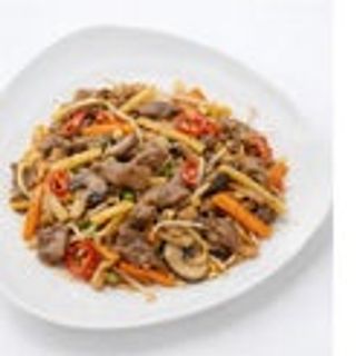 Riso bianco coperto da manzo e verdure saltate