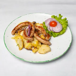 Roštilj kobasica na žaru i prilog