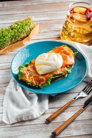 Ржаной тост с лососем и яйцом пашот (220г)