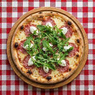 Pizza con salami, Philadelphia cheese, rucola
