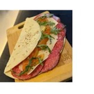 12 - Salame piccante, fontina, cipolle caramellate, insalata