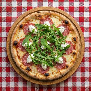 Pizza con spicy salami, Philadelphia cheese, rucola