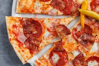 Salami pizza