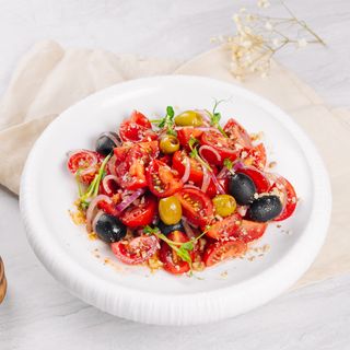 Салат из томатов, грецких орехов и оливок (320г)