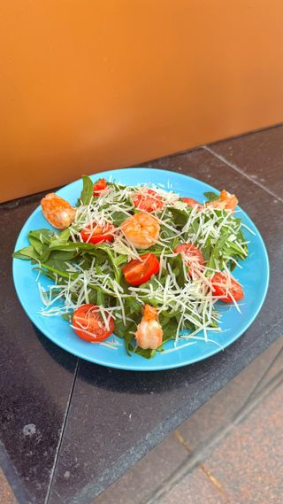 Салат руккола с креветками (160г)