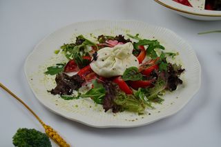 Салат с буратой (300г)