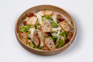 Салат с куриным бедром и соусом цезарь (380г)