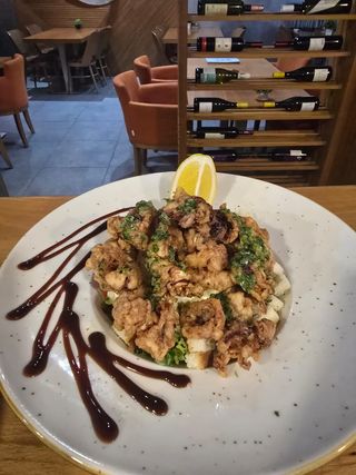 Salata sa pohovanim lignjama