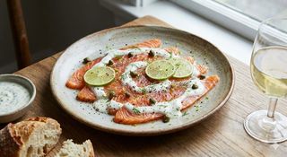Salmone marinato fatto in casa con salsa di yogurt e lime