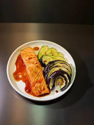 Salmone scottato con verdure grigliate e salsa teriyaki