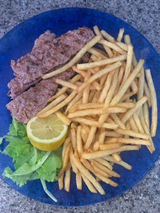 Salsiccia e patatine fritte