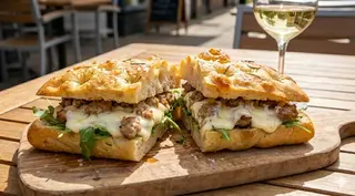 Focaccia con salsiccia e stracchino