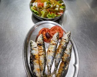 Sardinha Fresca Assada com Batatinha e Salada Fresca (Dose)