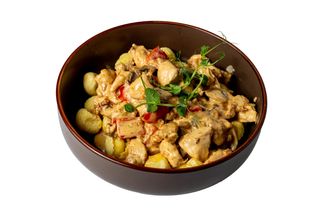 Seckani pileći file u krem sosu sa slaninom, paprikom i šampinjonima na hrskavim njokama