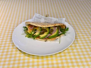  Sendvič sa dimljenim lososom, kaprom, rukolom i crvenim lukom