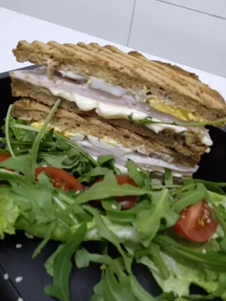 Sendvič sa puretinom I mozzarellom fit