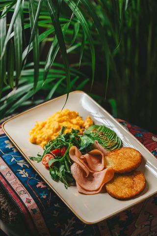 Скрембл с авокадо и ветчиной (380г)