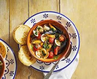 Soutè ai frutti di mare con crostini