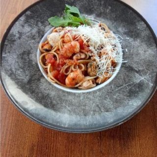 Spaghetti s plodovima mora u paradajz sosu