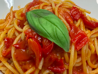 Spaghetti con pomodorini cirio e basilico