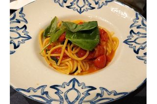 Spaghetti con pomodorini e basilico