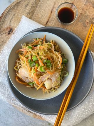 Spaghetti di soia con gamberetti e verdura