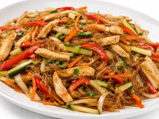 25c. Spaghetti di soia con pollo