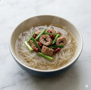 Spaghetti di soia in brodo con intestino di maiale e