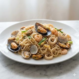 Spaghetti di riso con frutti di mare