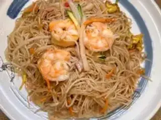 19. Spaghetti di riso saltati con frutti di mare