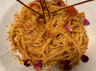 Spaghetto con pachino, pecorino, alici, bottarga e crumble di pane