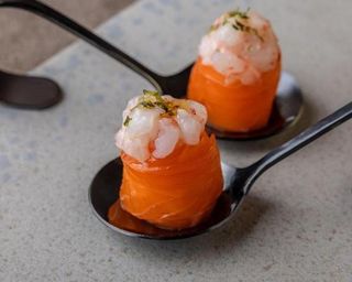 85 Sushi gio salmone e gambero rosso - 2 pezzi