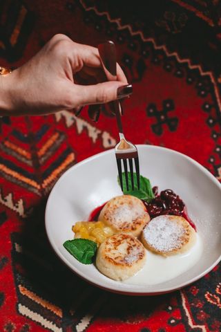 Сырники с йогуртом и вишней (230г)