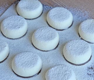 СЫРНИКИ САМА ЛЕПИЛА С ВИШНЕЙ 0.5кг