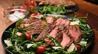 Tagliata di manzo con rucola e grana