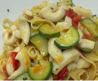 Tagliatelle con calamari e zucchine