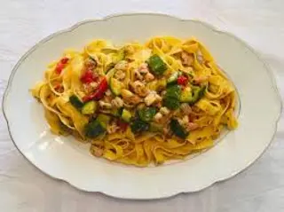 Tagliatelle con scampi, zucchine e pomodoro e basilico