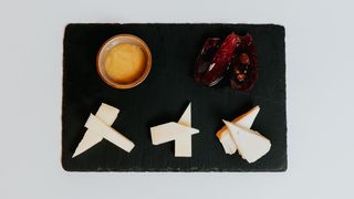 Tagliere di formaggi con cipolle e uvette e miele di tiglio